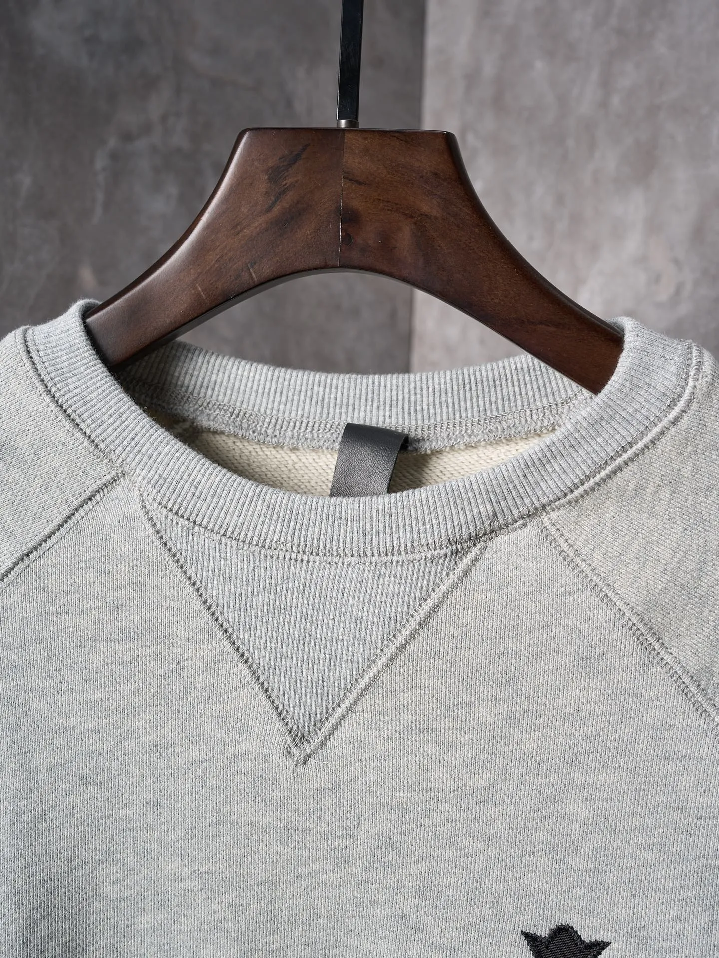 P400 price reduction [actual auction] Chrome Hearts/Ch cross logo patch embroidered round neck sweatshirt [ready in stock] S M L XL custom-made heavy fortress interwoven air cotton, full of texture, thick and solid, based on high-end ash tones, with a beauty that coexists with vicissitudes of life and elegance. With the Chrome Hearts cross patch embroidery decoration on the chest, it becomes the ultimate interpretation of dark gothic style. CH Gothic font is the finishing touch on the back panel. Let the totem become your spiritual thorn point. The logo iron plate sways slightly with the swing of the body, adding a sense of movement and vitality. It is unobtrusive but has an indescribable aura, interpreting the perfect blend of retro and luxury. Process 1: Using imported machine appliqué embroidery technology. Using advanced computer control systems and precision mechanical components, the Chrome Hearts logo appliqué embroidery operation is realized, showing an embroidery effect with both clarity and three-dimensionality. Process 2: The fabrics have been washed. Better feel and texture, not easy to deform, not easy to shrink, not easy to fade, maintain long-term beauty, accessories: customized 1:1 CH iron plate, customized 1:1 CH trademark, version: loose version, size: S M L XL, style number: CC917-B20